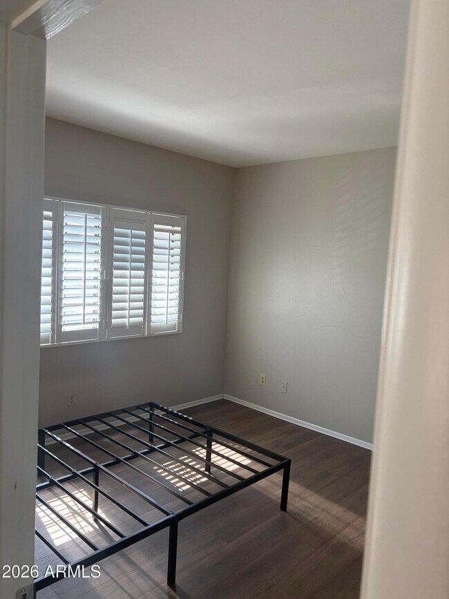 Building Photo - 930 N Mesa Dr