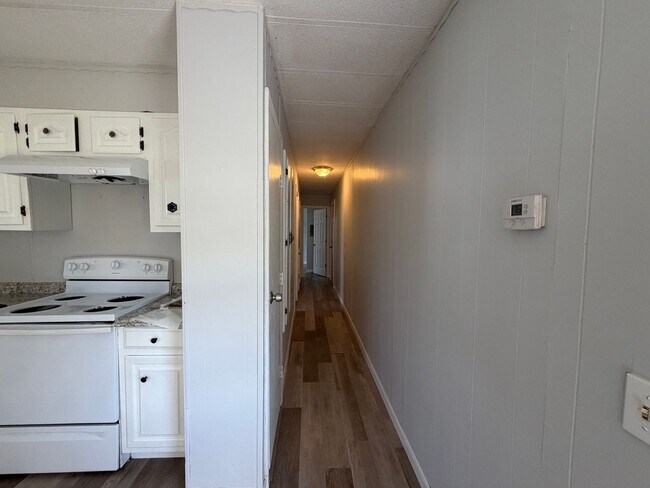 Building Photo - Spacious 3/2 available now!