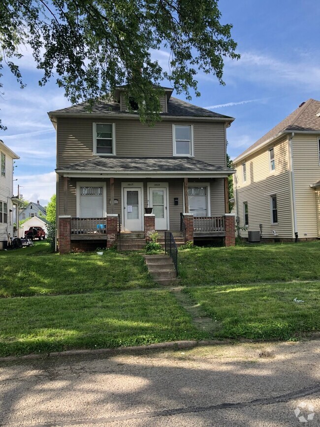 Building Photo - 2 BR/1 BA Split Duplex in Old Town Moline