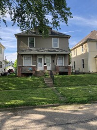 Building Photo - 2 BR/1 BA Split Duplex in Old Town Moline