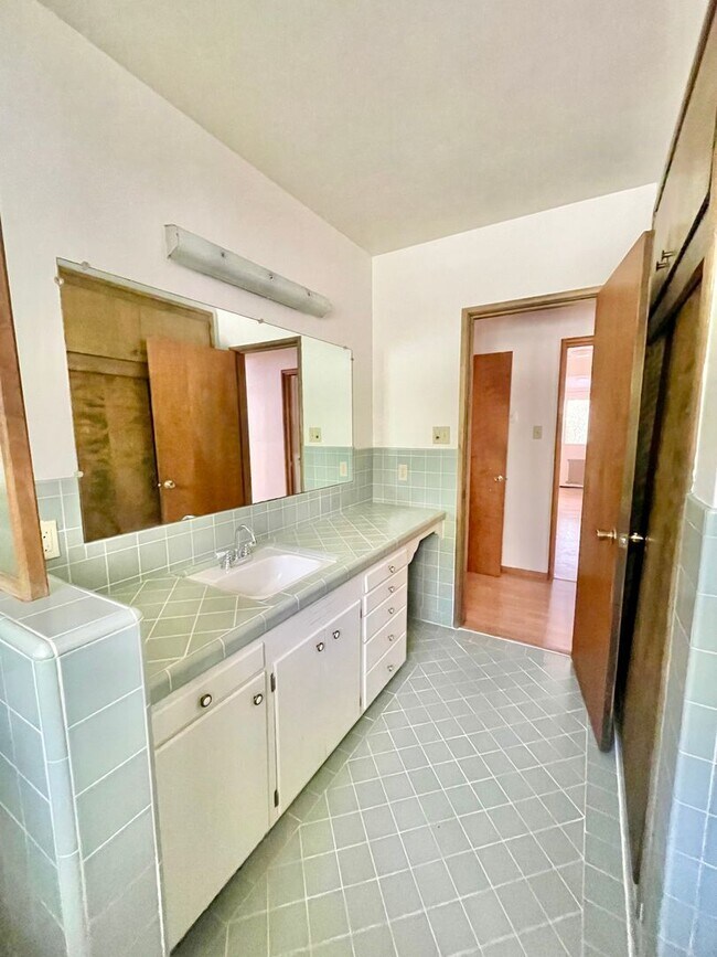 Building Photo - $3,900/month – Rare Country Feel on an Expansive Lot in One of Santa Rosa's Desirable Neighborhoods!