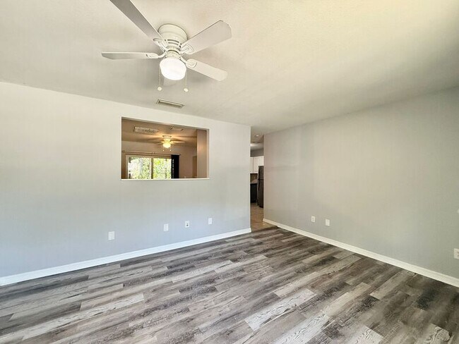 Building Photo - 15657 Waverly St