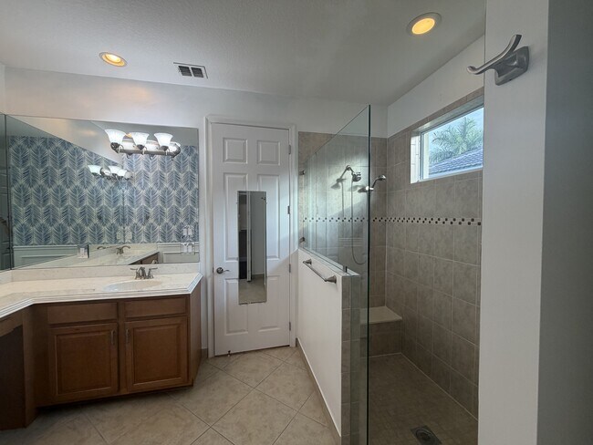 Building Photo - 11908 SW Crestwood Cir