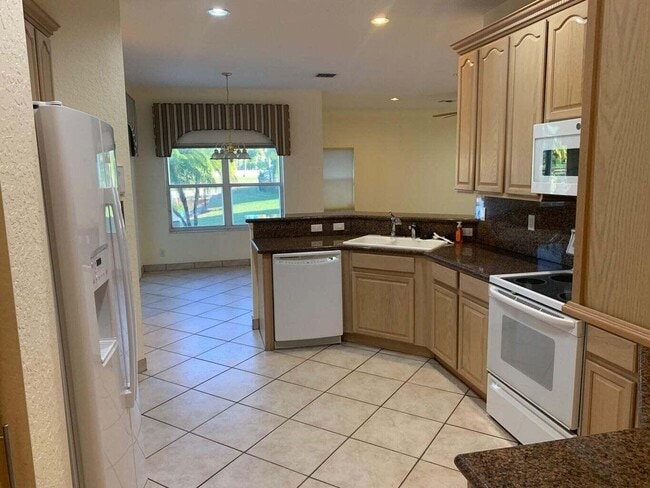 Building Photo - 11301 Edgewater Cir