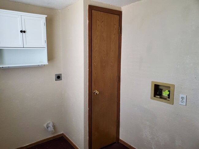 Building Photo - 2 bed 1 bath house with central heat and a...