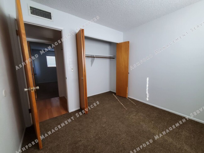Building Photo - 3 BEDROOM HOME WITH HUGE BACKYARD/GARDEN AREA