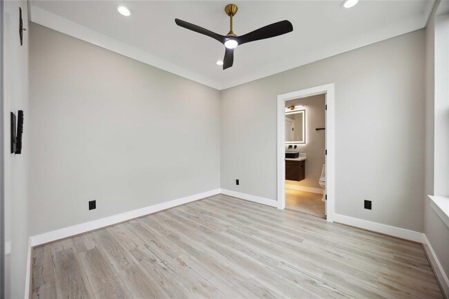 Building Photo - 602 W 28th St