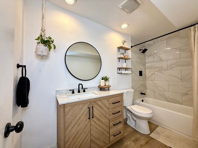 Building Photo - 9116 Marina Pacifica Dr