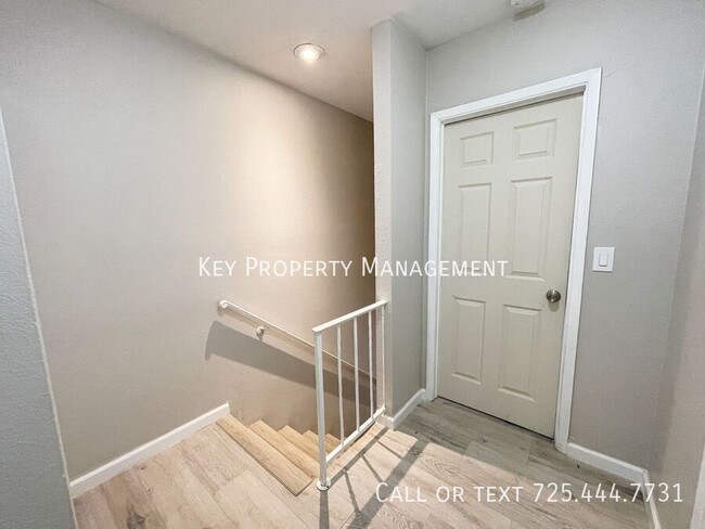 Building Photo - MODERN 2 BED, 1.5 BATH TOWNHOME LOCATED IN...