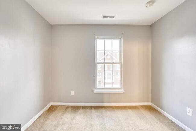 Building Photo - 25242 Dunvegan Square