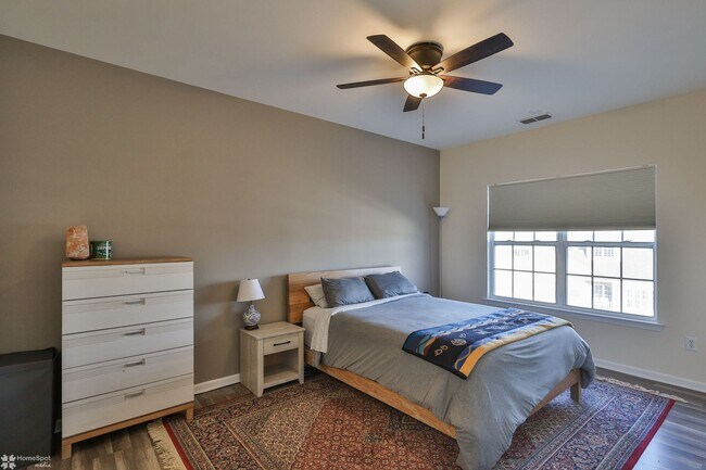 Building Photo - Bright, spacious 2-bedroom / 2-bath condo available now!