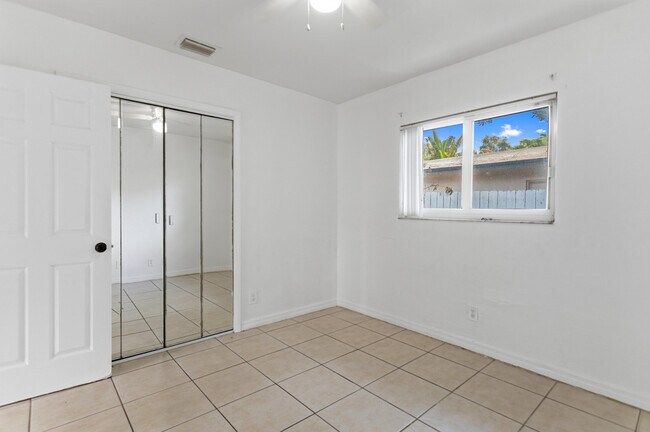 Building Photo - 709 SW 13th Ave