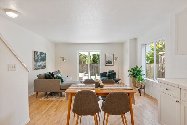 Building Photo - Cathedral Park Townhouse with BRAND-NEW Central A/C & Heat – 3 Bed, 2.5 Bath!