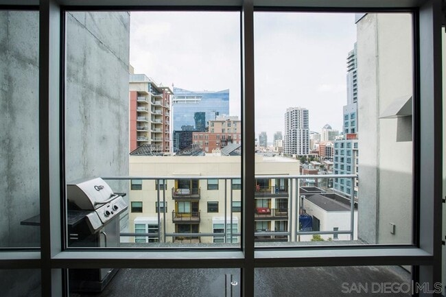Building Photo - Beautiful East Village Top Floor Loft