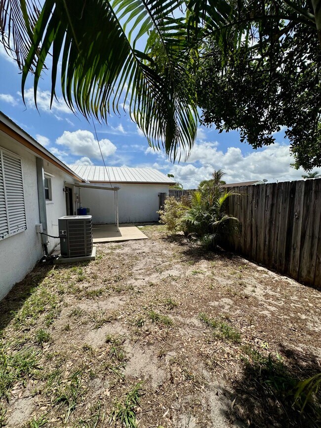 Building Photo - 8698 SE Hobe Ridge Ave