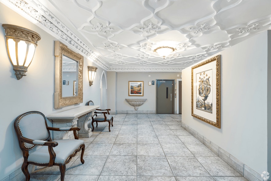 Building Photo - 901 W Argyle St