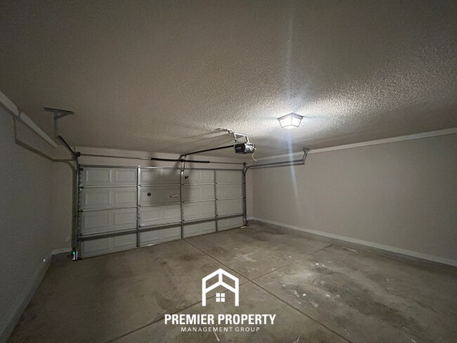 Building Photo - Spacious 4 Bedroom Home for Rent in Memphis | Vaulted Ceilings, Bay Windows & Fenced Yard