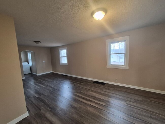 Building Photo - Two Bedroom, One Bathroom Home with Washer/Dryer!