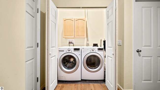 Building Photo - 201 River St