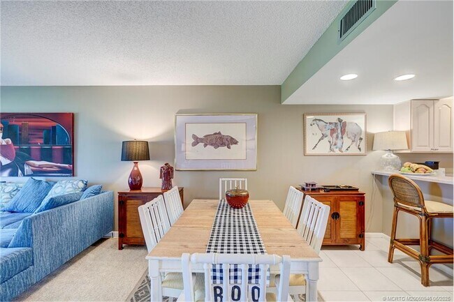 Building Photo - 5564 NE Gulfstream Way