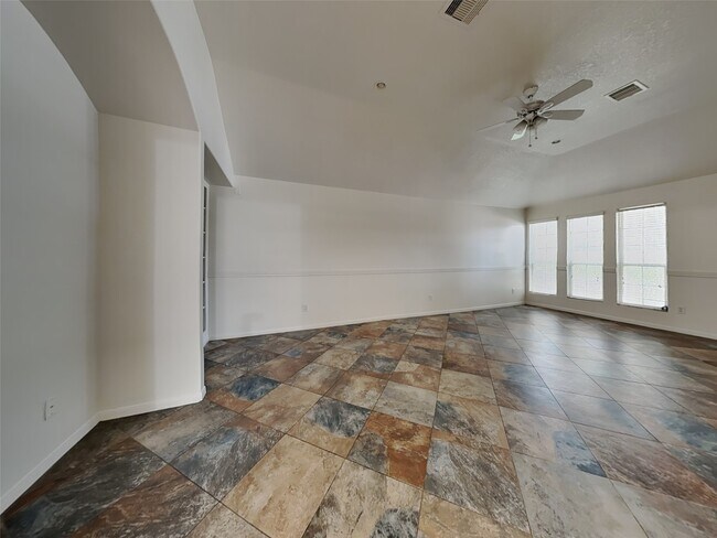 Building Photo - 2407 Aspen Dale Dr