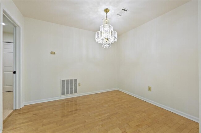 Building Photo - 2201 Pine Heights Dr NE