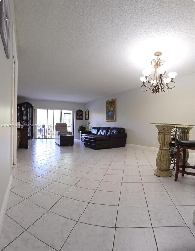 Building Photo - 302 Lakeview Dr