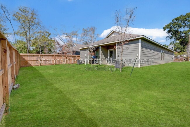 Building Photo - 407 E Avenue G