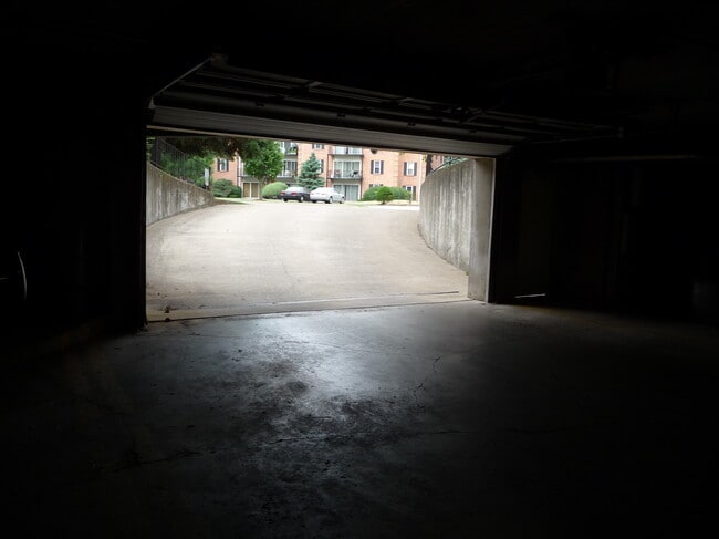 Building Photo - 5000 Carriageway Dr