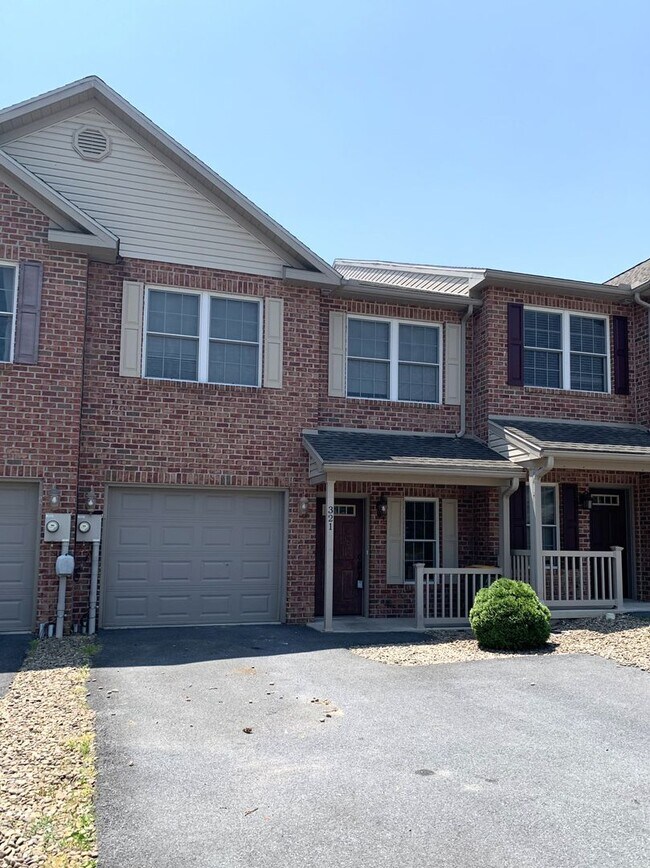 Building Photo - BEAUTIFUL 3 BED/2.5 BATH TOWNHOUSE!!