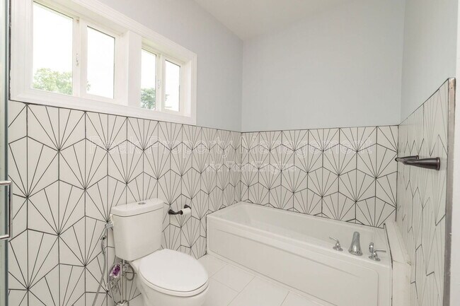 Building Photo - 2615 North Ave