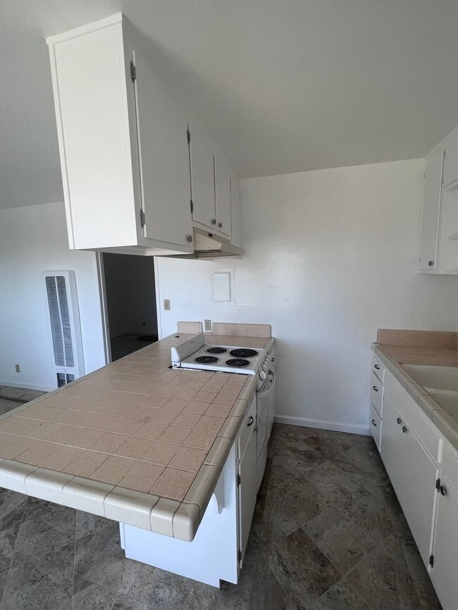 Building Photo - Midtown Ventura - One bedroom, one bath up...
