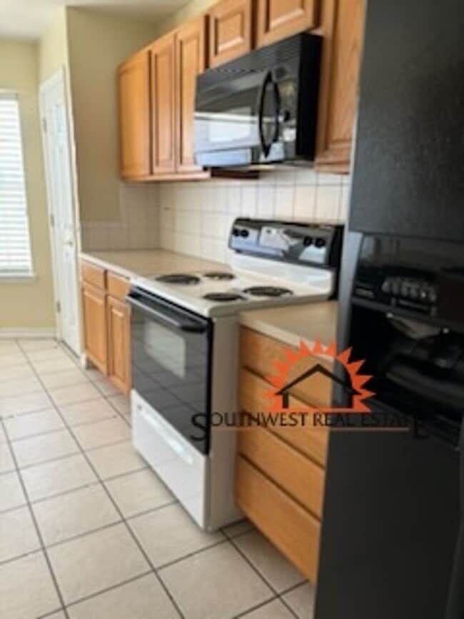 Building Photo - Beautiful 3 bedroom 2 bath brick home