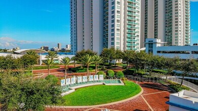 Building Photo - Large 2 bedroom/2 bath condo on the river