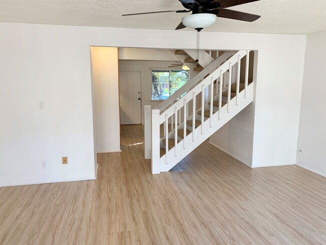 Building Photo - Charming 3 bedroom/ 2.5 bath Townhome in N...