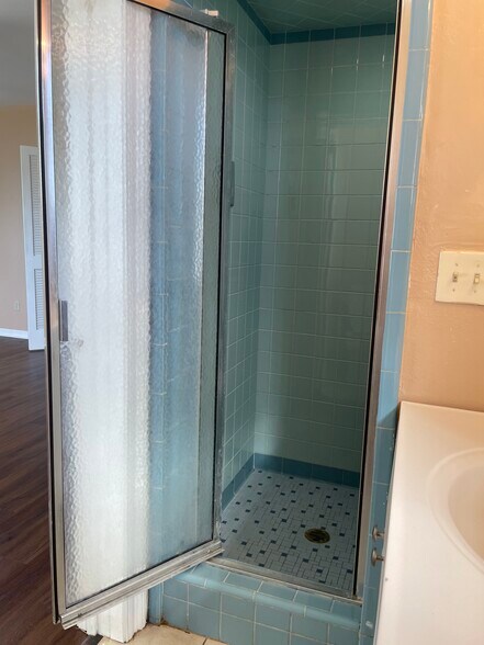En suite bathroom - 7925 Danube Rd