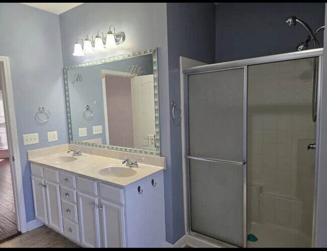 Building Photo - 3213 Hidden Creek Dr