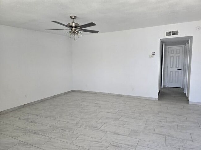 Building Photo - SPACIOUS 2BD/1BA  DUPLEX HOME AVAILABLE NOW!!
