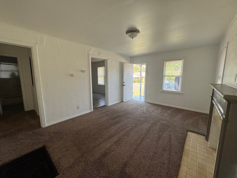 Building Photo - 2108 NE 18th St