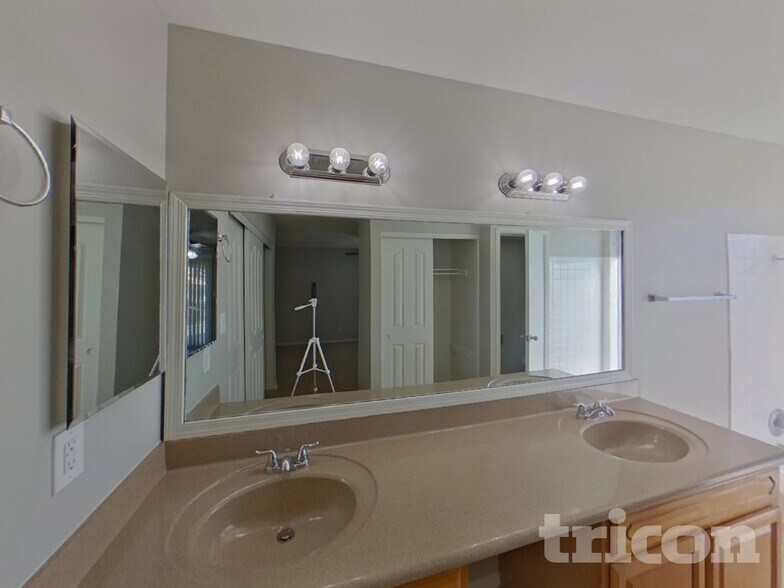 Building Photo - 4055 W Desert Cove Ave