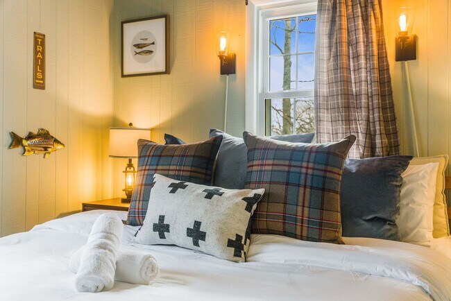 Building Photo - 2964 Hopkins Dr