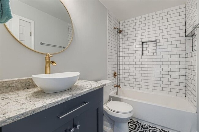 Building Photo - 677 Ira St SW