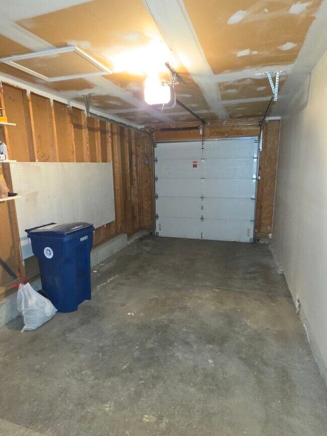 Building Photo - 10 Waverly Ct