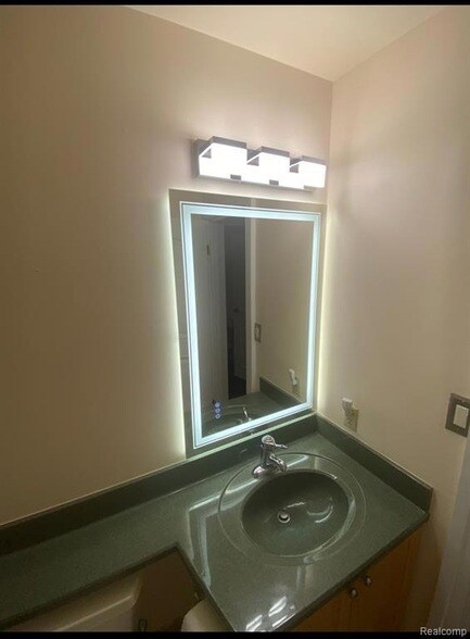 Building Photo - 1001 W Jefferson Ave