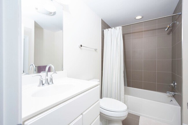 Building Photo - Luxurious Spacious and Bright , Gorgeous P...