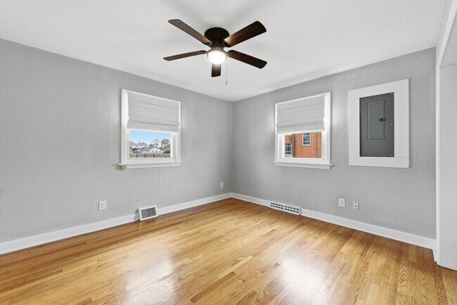 Building Photo - 2725 Greendale Ave