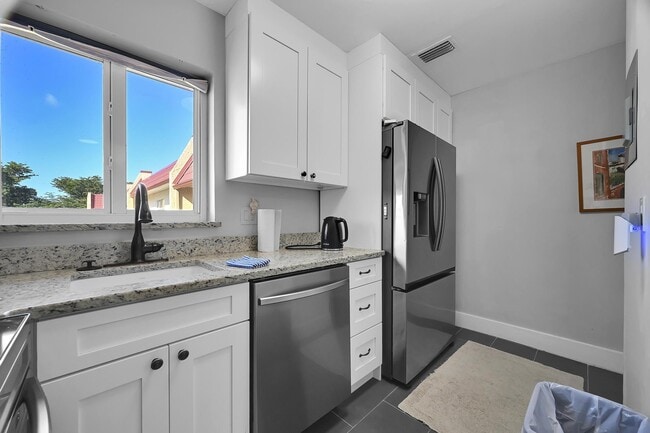 Building Photo - 203 Lake Carol Dr