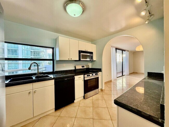 Building Photo - 555 NE 30th St