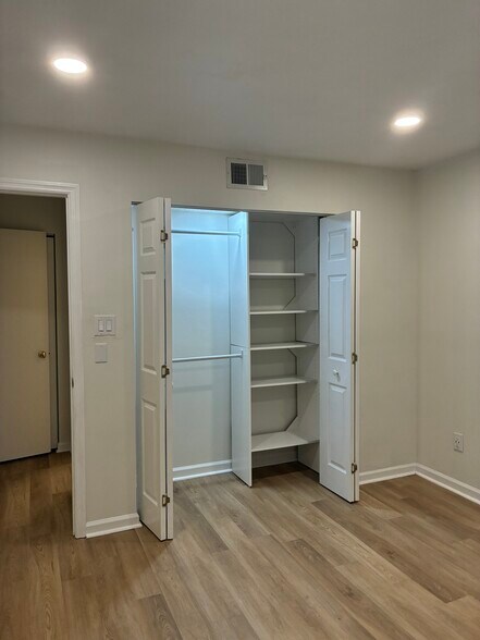 Building Photo - 44 Forest Cv