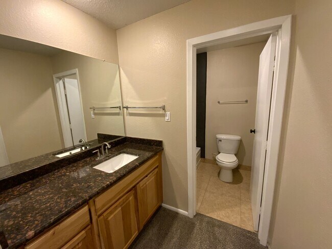 Building Photo - *Owner Broker* 2 Bedroom Townhome Availabl...